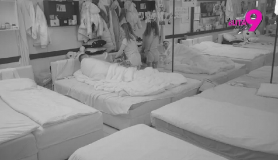 LETI PERJE U SPAVAĆOJ SOBI, BEBICA ODLUČIO DA DEMOLIRA PROSTORIJE: Evo šta mu je palo na pamet dok svi spavaju!