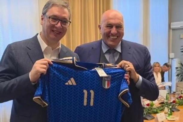 "POSEBNA ČAST ZA MENE!" Vučić sa italijanskim ministrom odbrane - POHVALIO SE POKLONOM! (FOTO, VIDEO)