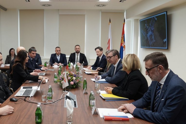 Vučić obišao dispečerski centar EMS