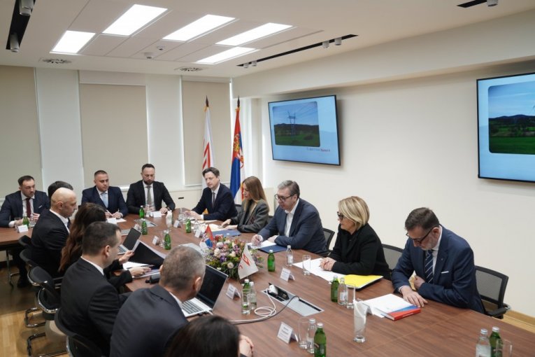 Vučić obišao dispečerski centar EMS