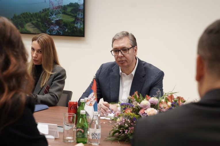 Vučić obišao dispečerski centar EMS