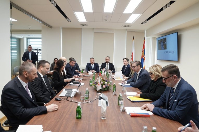 Vučić obišao dispečerski centar EMS