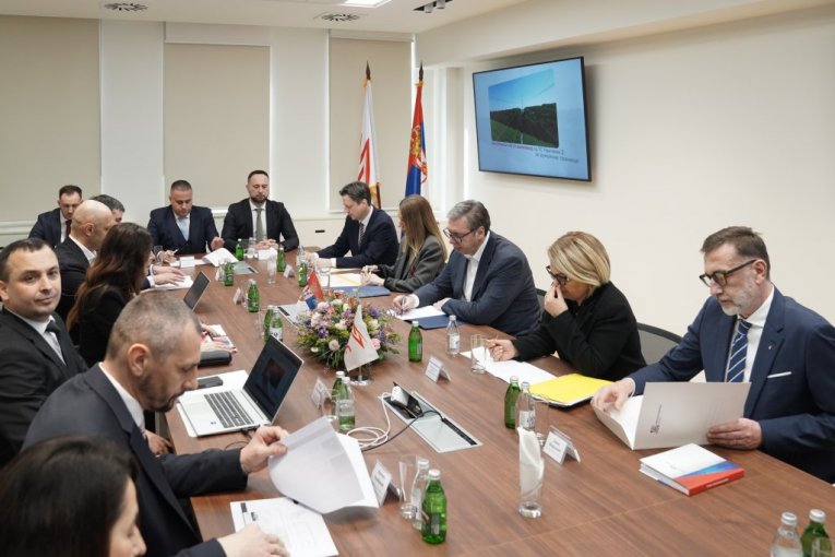 Vučić obišao dispečerski centar EMS