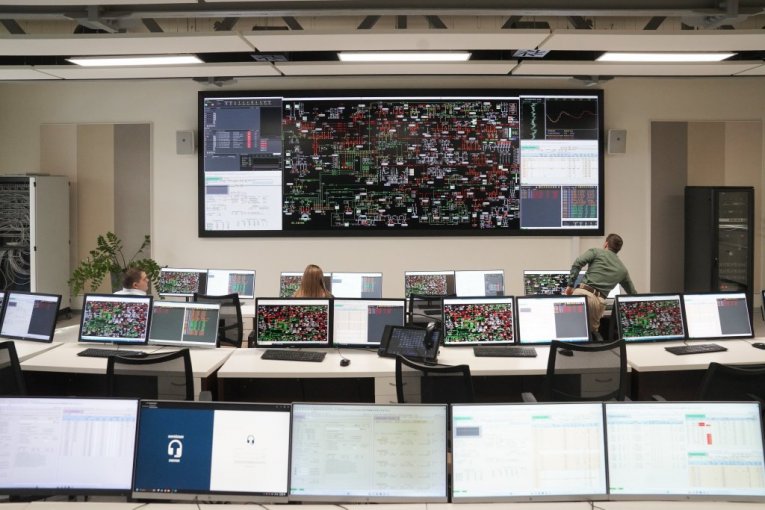 Vučić obišao dispečerski centar EMS