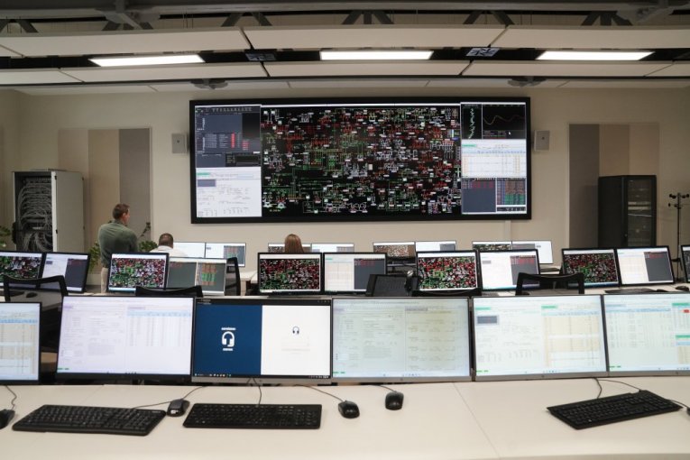 Vučić obišao dispečerski centar EMS