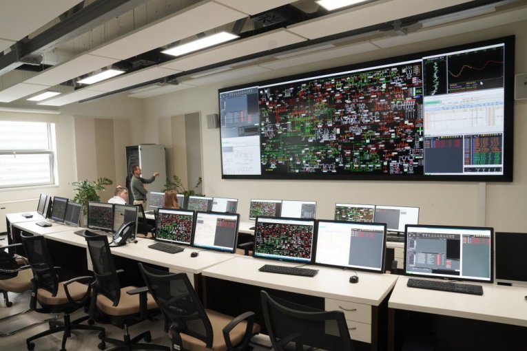 Vučić obišao dispečerski centar EMS