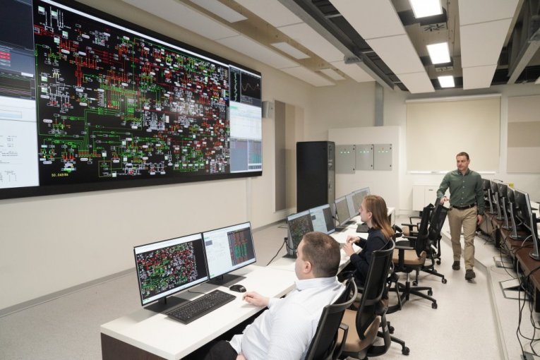 Vučić obišao dispečerski centar EMS