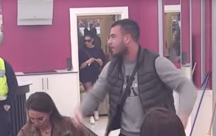 AU! PUKLA VEZA! Viktor Gagić dao šut-kartu Mini! MINA NEGIRALA ODNOS SA OBEZBEĐENJEM! Haos u "Eliti 9" (VIDEO)