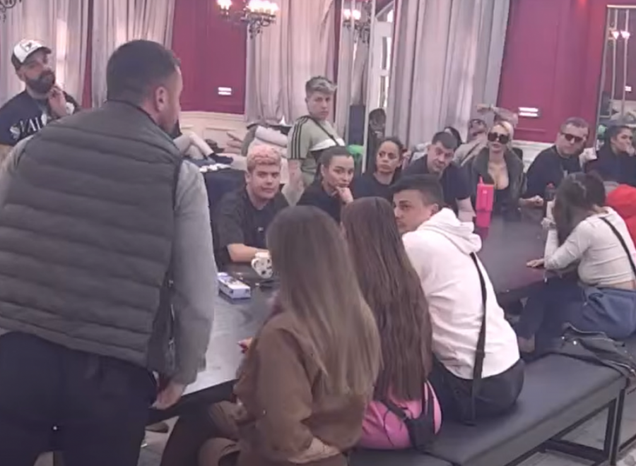 AU! PUKLA VEZA! Viktor Gagić dao šut-kartu Mini! MINA NEGIRALA ODNOS SA OBEZBEĐENJEM! Haos u "Eliti 9" (VIDEO)