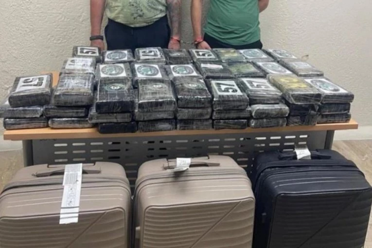 POHAPŠENI SRBI NA AERODROMU! Policija ih uhvatila dok su pokušali šverc 75 PAKETA KOKAINA