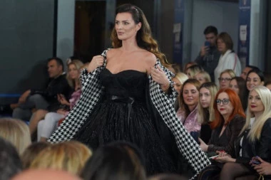 Mnogi ne znaju koliko je visoka NAŠA NAJLEPŠA VODITELJKA: Ponela helanke koje izdužuju noge, a sada su za njima lude sve žene! (FOTO)