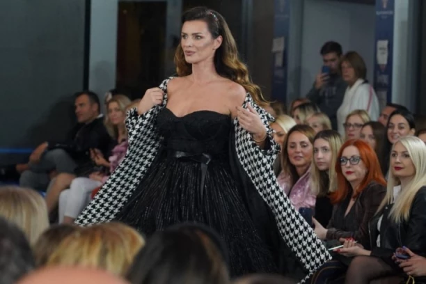 Mnogi ne znaju koliko je visoka NAŠA NAJLEPŠA VODITELJKA: Ponela helanke koje izdužuju noge, a sada su za njima lude sve žene! (FOTO)