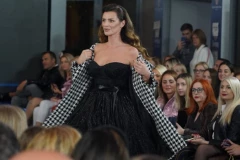 Mnogi ne znaju koliko je visoka NAŠA NAJLEPŠA VODITELJKA: Ponela helanke koje izdužuju noge, a sada su za njima lude sve žene! (FOTO)