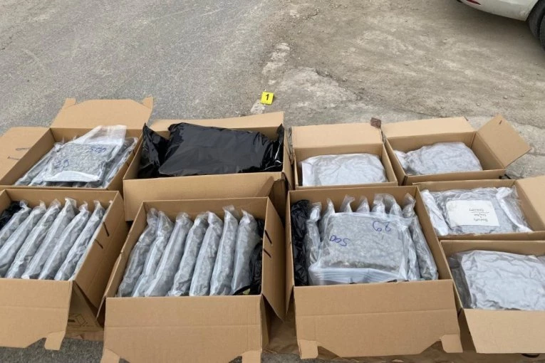 OGROMNA ZAPLENA DROGE U BEOGRADU! U automobilu pronađeno 50 kilograma marihuane i kokain! MEĐU UHAPŠENIMA I ŽENA! (FOTO)