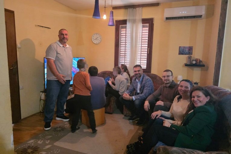 MIĆIN I VUČEVIĆ MLAĐI POSETILI SAMOHRANU MAJKU ČETVORO DECE: "Naša je obaveza da budemo oslonac i podrška"! (FOTO)