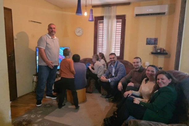 MIĆIN I VUČEVIĆ MLAĐI POSETILI SAMOHRANU MAJKU ČETVORO DECE: "Naša je obaveza da budemo oslonac i podrška"! (FOTO)