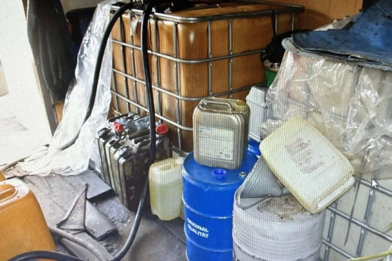 POLICIJA UPALA U STAN I NAŠLA 920 LITARA NAFTE! Uhapšena žena u Aranđelovcu! (FOTO)