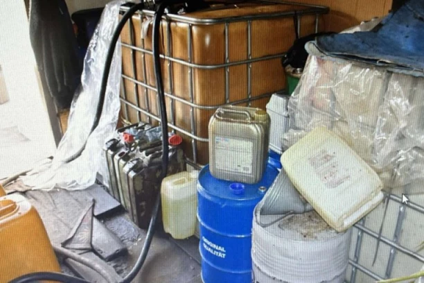 POLICIJA UPALA U STAN I NAŠLA 920 LITARA NAFTE! Uhapšena žena u Aranđelovcu! (FOTO)