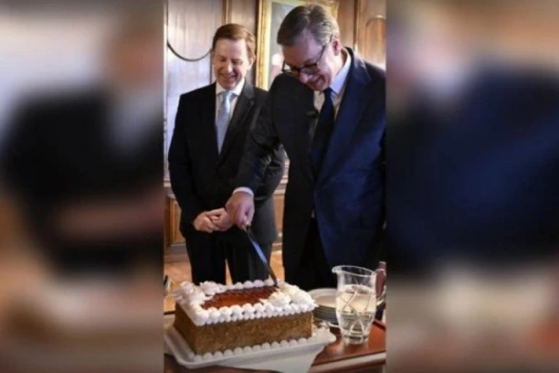 NEMA TORTE KAO ŠTO JE DOBOŠ-TORTA! Tradicija se nastavlja! Slovački ambasador predsedniku Vučiću priredio iznenađenje, doneo mu poklone za rođendan!