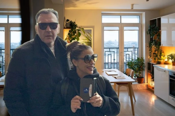 PROCURIO INTIMNI SNIMAK MINE I KASPERA IZ KREVETA! Pevačica ne skida pogled s njega! (VIDEO)