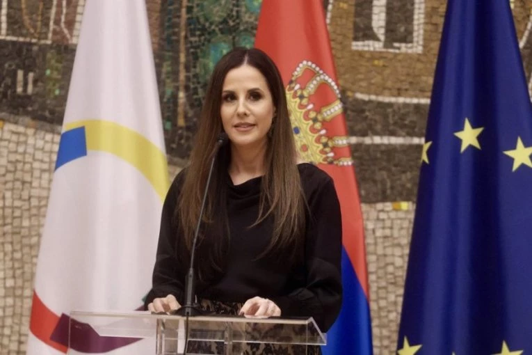 TAMARA VUČIĆ još jednom zadala modnu lekciju: Najelegantnija čipkana suknja koja je glavni hit ovog proleća (FOTO)