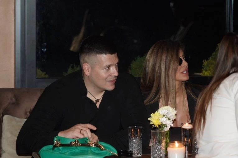 GDE STE DA NAS DOČEKATE NA GAZELI?! Slobina Jelena zasmejala sve nakon sletanja u Beograd! (FOTO)