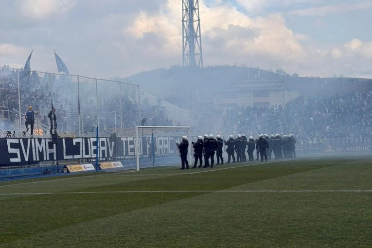 DIM SE POVUKAO, ALI NEMA FUDBALA: Prekid u Novom Pazaru, POLICIJA INTERVENIŠE (FOTO)