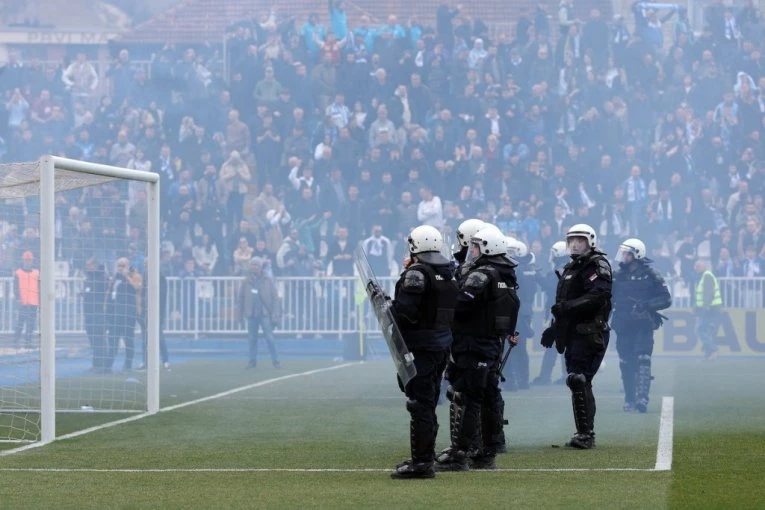 HAOS U NOVOM PAZARU: Meč prekinut u drugom minutu, tuča delija i policije od samog starta! (FOTO)