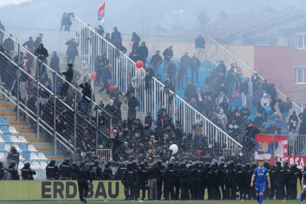 HAOS U NOVOM PAZARU: Ovaj snimak najbolje oslikava šta se dešavalo na Zvezdinom gostovanju (VIDEO)