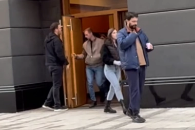 DVA POZNATA FRAJERA NAPUSTILA ZGRADU MILICE TODOROVIĆ! Šok-paparaco nakon SKANDALA sa oženjenim ocem deteta: UHVAĆENI NA DELU! (VIDEO)