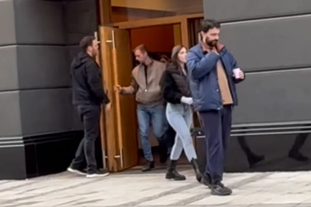 DVA POZNATA FRAJERA NAPUSTILA ZGRADU MILICE TODOROVIĆ! Šok-paparaco nakon SKANDALA sa oženjenim ocem deteta: UHVAĆENI NA DELU! (VIDEO)