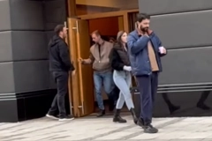 DVA POZNATA FRAJERA NAPUSTILA ZGRADU MILICE TODOROVIĆ! Šok-paparaco nakon SKANDALA sa oženjenim ocem deteta: UHVAĆENI NA DELU! (VIDEO)