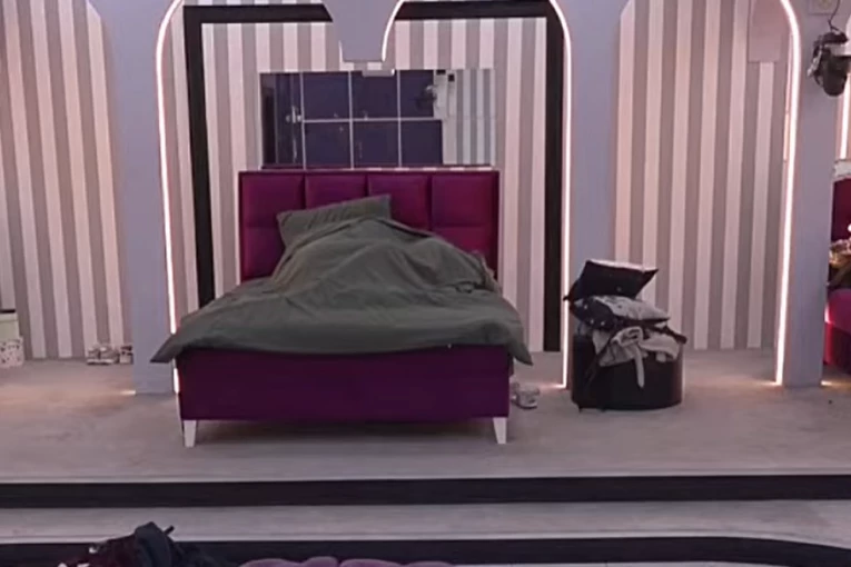 SKANDALČINA! BEBICA I TEODORA ZADOVOLJILJI JEDNO DRUGO! Nisu im smetala svetla i ostali učesnici "Elite 9"!