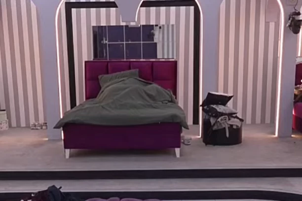 SKANDALČINA! BEBICA I TEODORA ZADOVOLJILJI JEDNO DRUGO! Nisu im smetala svetla i ostali učesnici "Elite 9"!