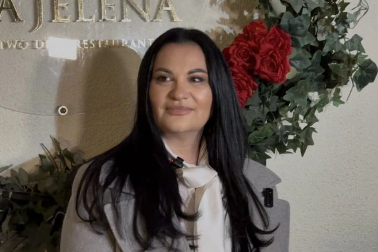 ZGRNULA BOGATSTVO NE USTAJUĆI SA STOLICE! Tanjir ispred Jane Todorović KRCAT EVRIMA: Ljudi ne veruju svojim očima, ŠOK SNIMAK ruši internet!