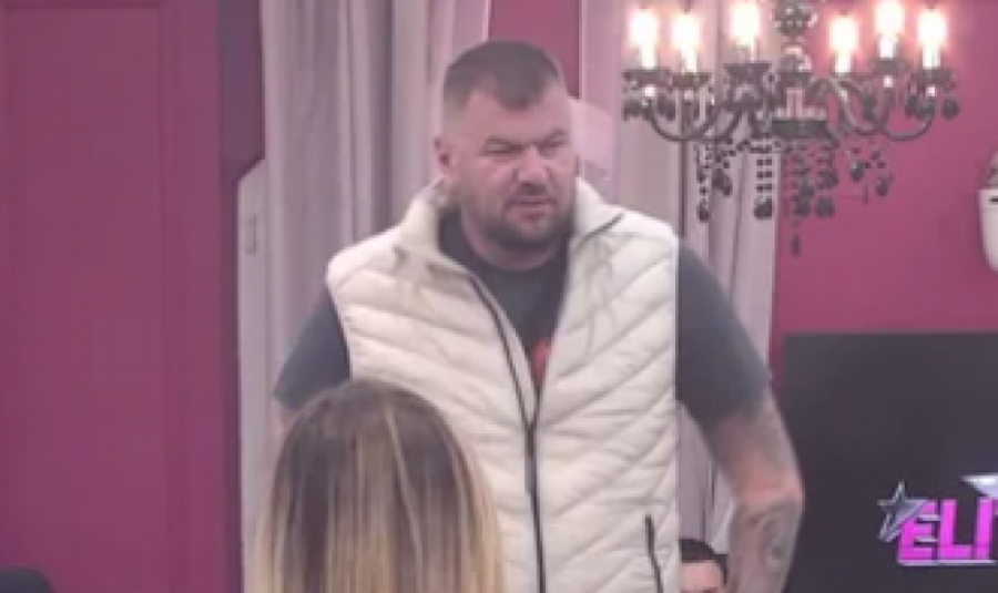 ELITA DEMOLIRANA ZBOG KAČAVENDE - Popela se na sto UŽIVO u programu i počela da URLA iz petnih žila!