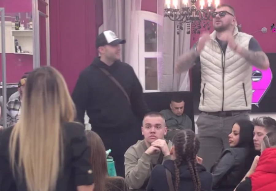 ELITA DEMOLIRANA ZBOG KAČAVENDE - Popela se na sto UŽIVO u programu i počela da URLA iz petnih žila!