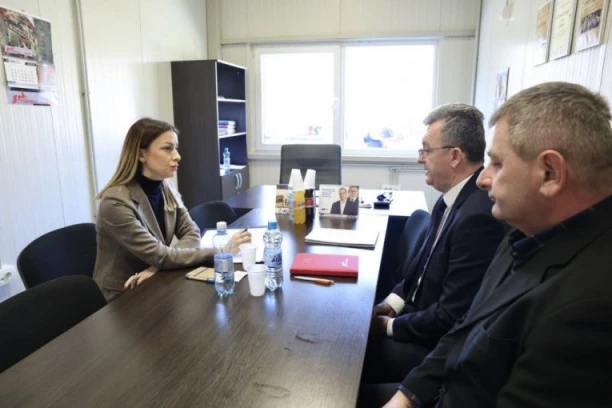 ISPUNJENO PREDSEDNIKOVO OBEĆANJE! Ministarka Mesarović posetila kompaniju Jumko u Rudnoj Glavi i najavila novi konkurs! (FOTO)