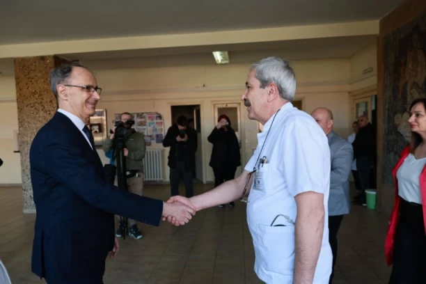 POČINJE PRVA FAZA REKONSTRUKCIJE DOMA ZDRAVLJA! Đuro Macut posetio Knjaževac! (FOTO)