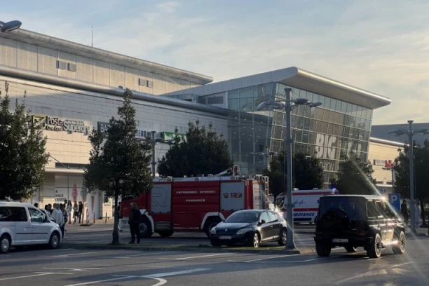 "SAMO SU ODJEDNOM REKLI DA IZAĐEMO NAPOLJE, SVI SMO POČELI DA IZLEĆEMO IZ RADNJI"! Opšta panika u Podgorici zbog dojave o bombama u dva najveća TC! (FOTO)