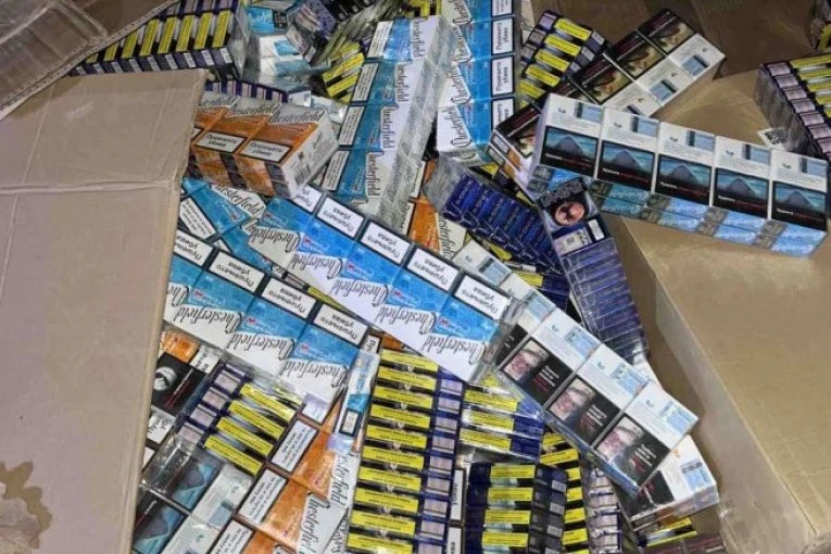 SKORO 50.000 PAKLICA CIGARETA KRIO U STANU I GARAŽI! Uhapšen muškarac u Novom Sadu!