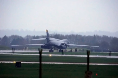 PREBRZ, NEUHVATLJIV I MOŽE DA NOSI ČAK 24 KRSTAREĆE RAKETE: Trampov monstrum od bombardera kreće na Iran! (FOTO,VIDEO)