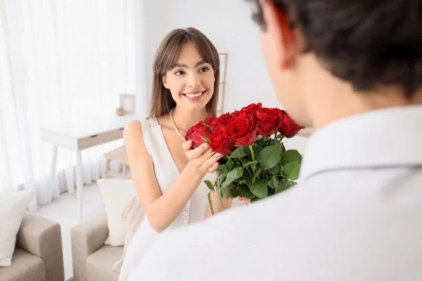 Najlepše ČESTITKE za 8. mart: Neka od ovih PORUKA će vašoj dami sigurno izmamiti osmeh!