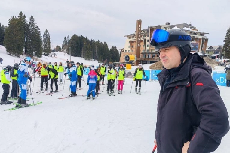 "PONOSAN SAM" Gradonačelnik Pavlović obišao najbolje niške studente koje je Grad odveo na skijanje