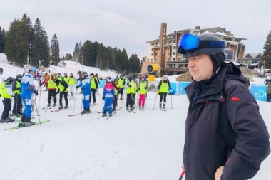 "PONOSAN SAM" Gradonačelnik Pavlović obišao najbolje niške studente koje je Grad odveo na skijanje