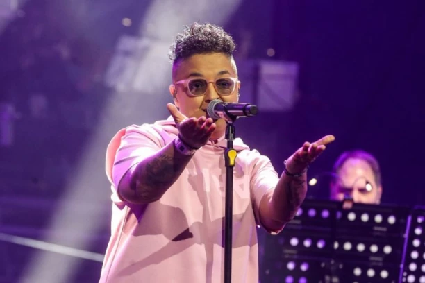 MARIJA ŠERIFOVIĆ HITNO PREKINULA KONCERT: Pojavio se SNIMAK njenog sina "SKLONITE GA ODMAH" (FOTO)