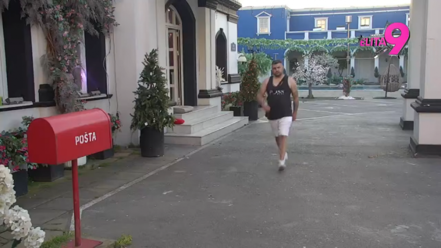 OBEZBEĐENJE MUNJEVITO ULETELO U BELU KUĆU, učesnice poskakale u ekstazi! PAŠĆE VAM VILICA - Evo čime je Veliki Šef iznenadio dame! (GALERIJA)