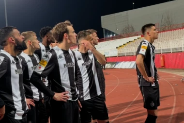 GROBARI "IZRIBALI" IGRAČE PARTIZANA: Teške scene ispred južne tribine posle velikog debakla crno-belih u Novom Sadu! (VIDEO)