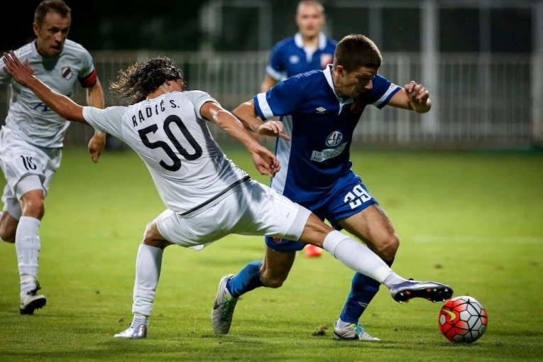 SRPSKI DEFANZIVAC HEROJ NA MALTI: Ekspresna reakcija spasila život protivničkom fudbaleru! (VIDEO)