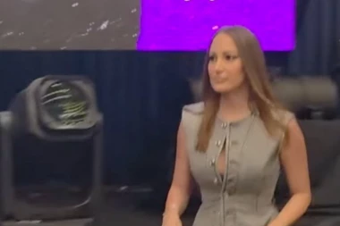 SVE OČI BILE UPRTE U NJU! Aleksandra Prijović ZAKASNILA NA KONCERT Marije Šerifović, o njenom stajlingu svi bruje! (VIDEO)